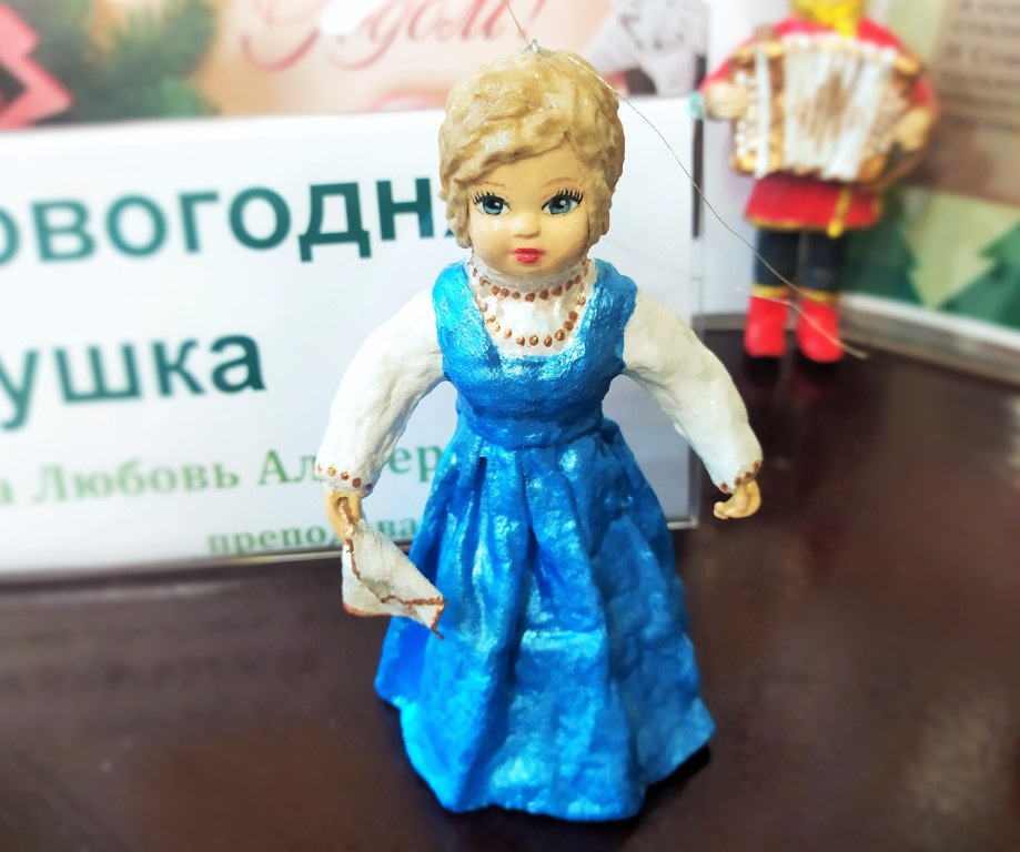 По советским рецептам: в Челябинске делают елочных игрушки из ваты и слюды