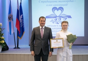Александр Цыбульский вручил первые губернаторские стипендии студентам-медикам